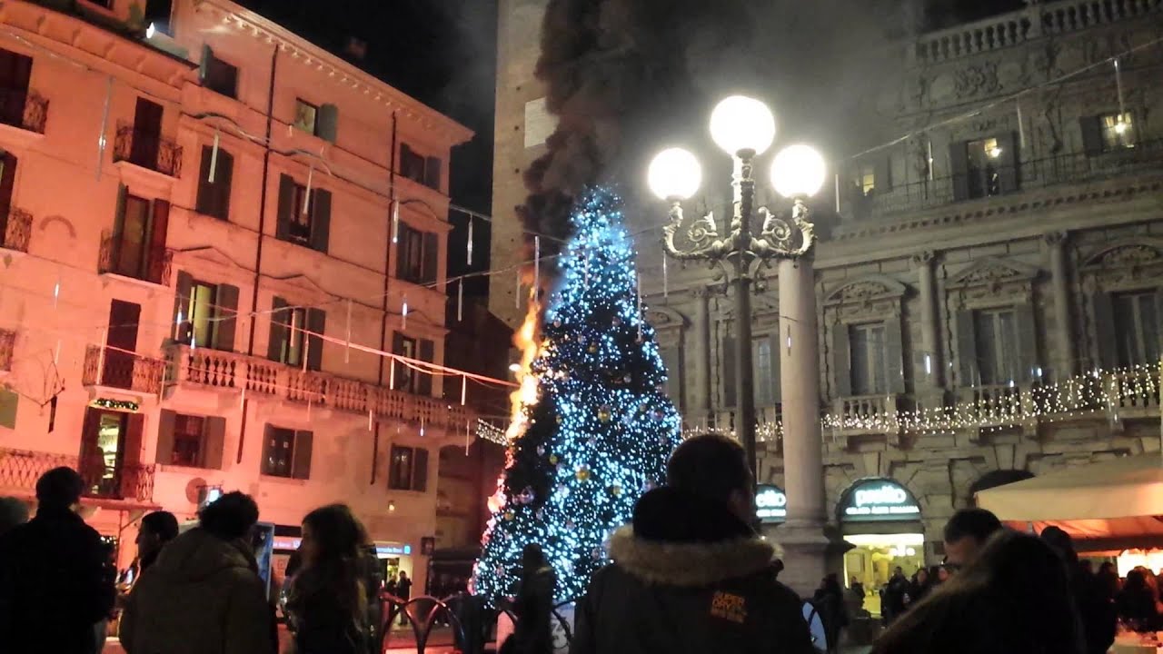 Incendio in piazza Erbe Verona capodanno 2013