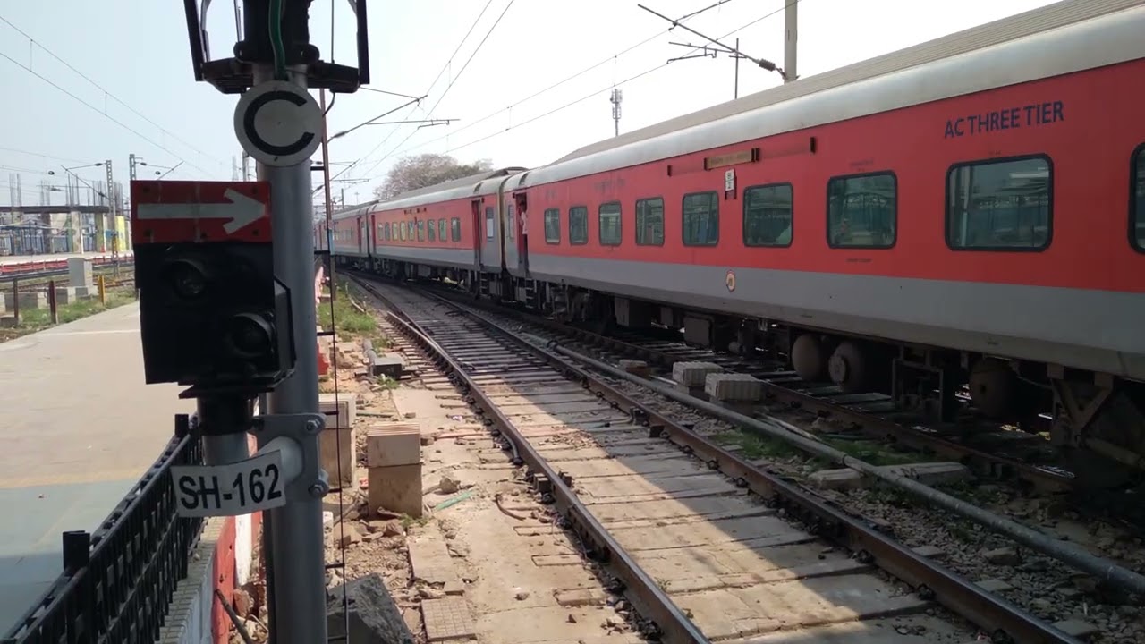12505 Kamakhya Anand vihar terminal North East express arriving at Prayagraj jn.pt no.1 