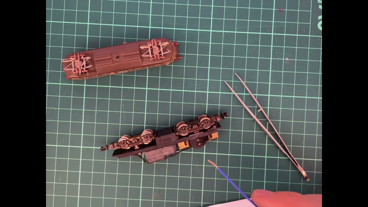 Repairing vintage no runner LIMA N202 Lune Gorge E424-14 electric locomotive (brushes) N Scale/Gauge