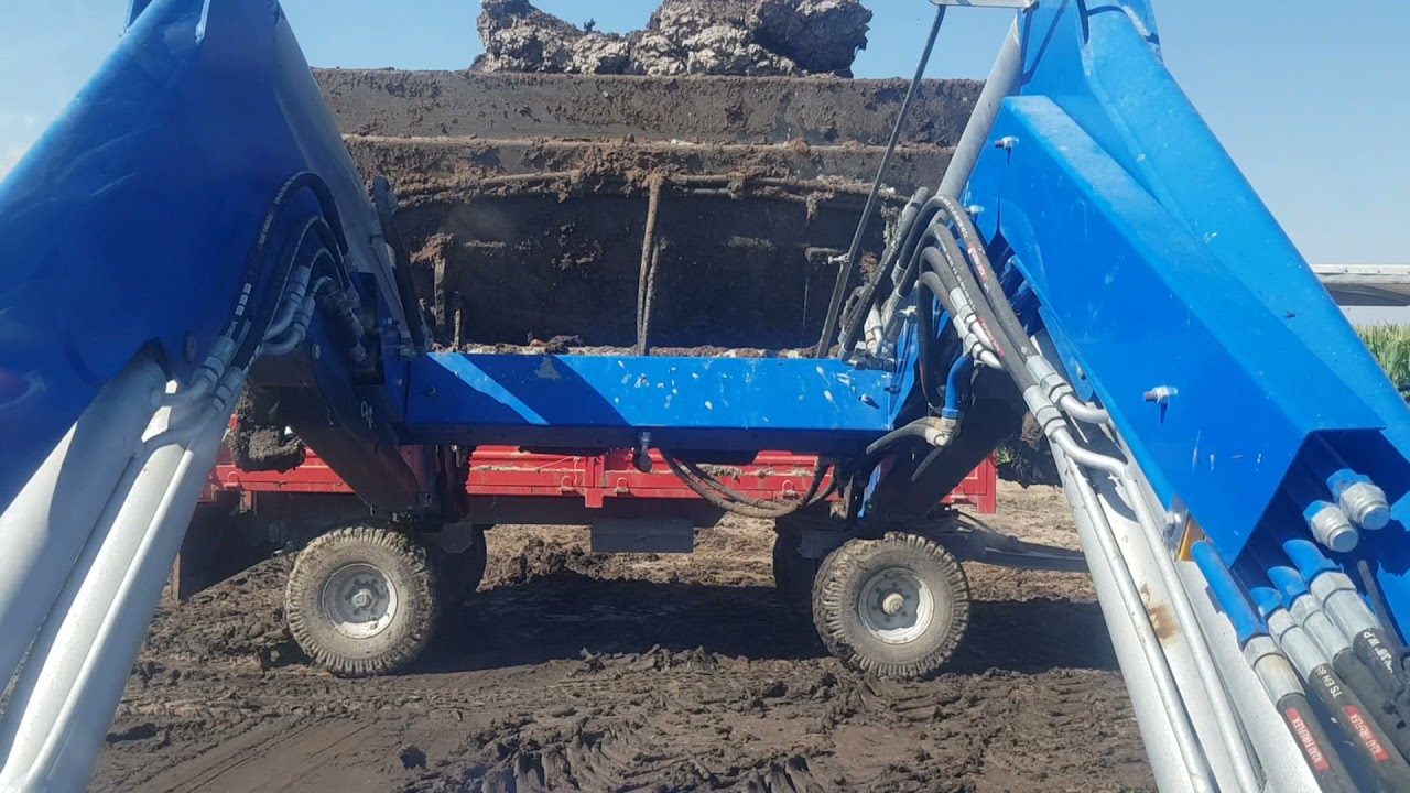 new holland td110 kepçe ile  inek gübresi yüklemesi