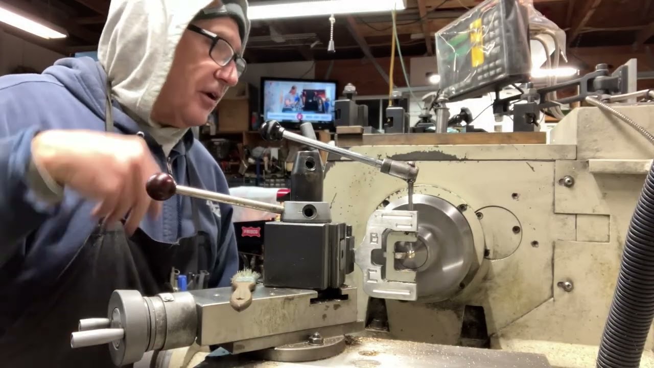 Детальная отделка дверцы дымовой камеры локомотива Allen Mogul.