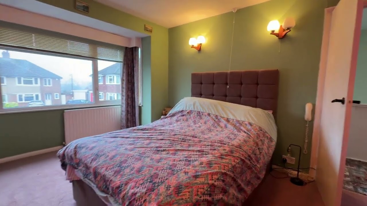 Highland Cls, Off Cliffe Way, Warwick. Large, 3 bed semi, large garage/workshop. End of Cul-De-Sac.