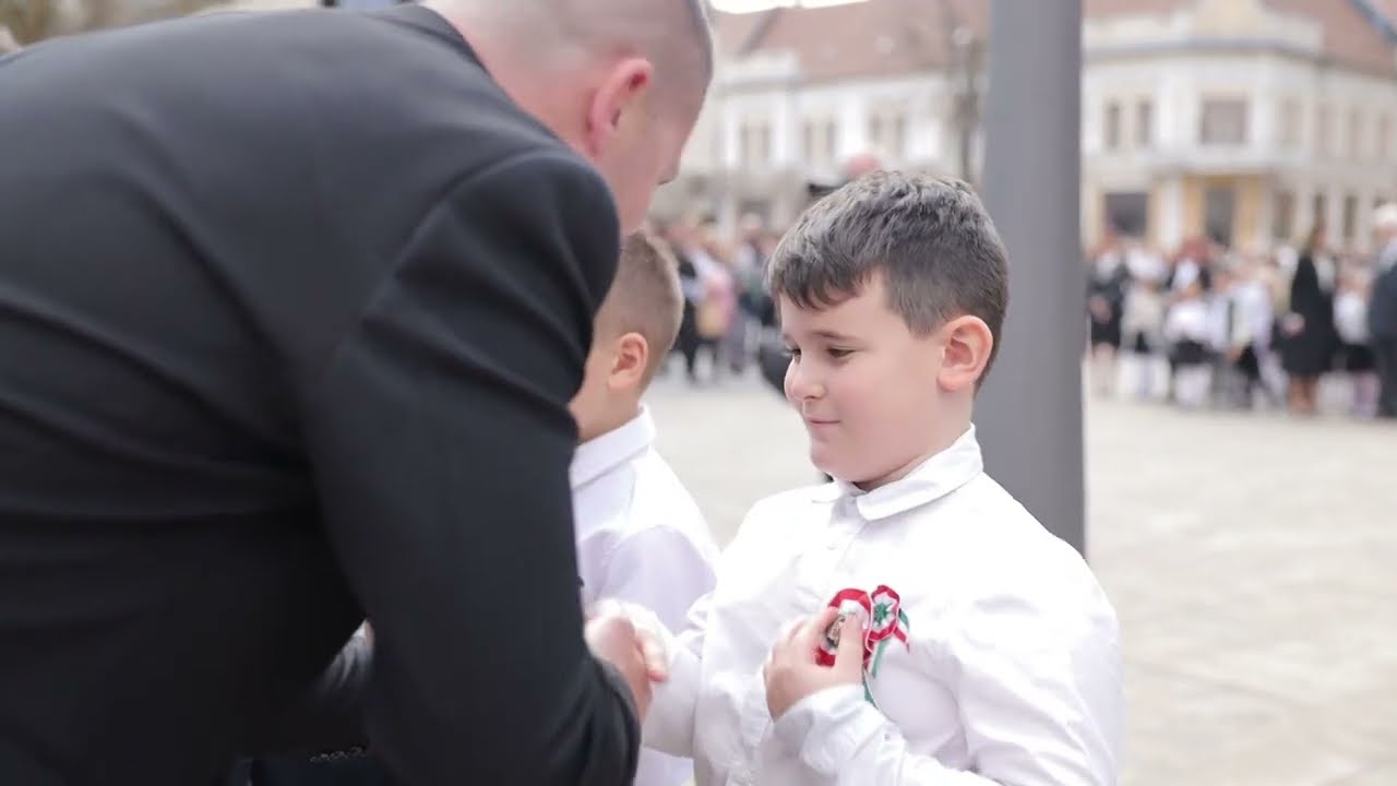 Elkészült Kiskőrös város kokárdája és az elsősök egyedi jelvénye