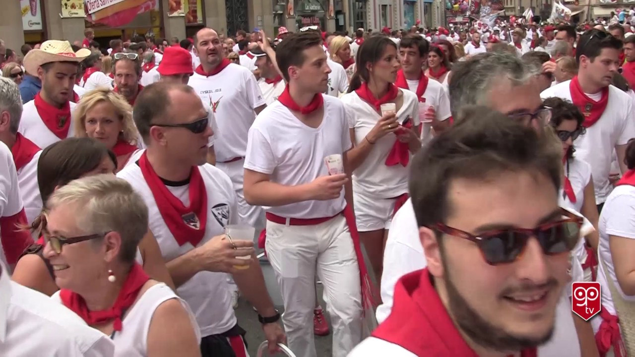 Entrada de las peñas a la plaza de toros 7 julio San Fermin