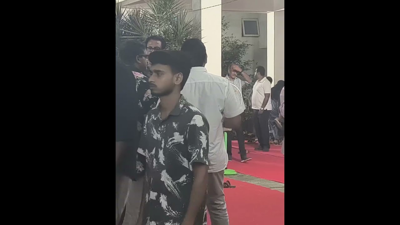 നടൻ ശ്രീനിവാസനു ആദരാഞ്ജലികൾ അർപ്പിക്കുവാൻ രാത്രി വൈകിയും എത്തുന്ന ആയിരങ്ങൾ 🙏🙏🌹🌹