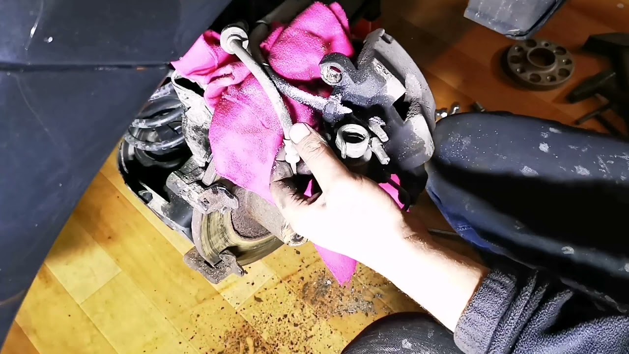 Renault Laguna 3, linka hamulca ręcznego nie chce wyjść z zacisku.