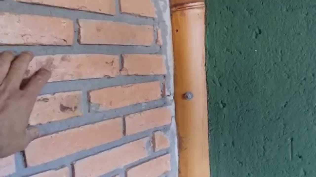 Parede de ferro-cimento e tijolo maci&ccedil;o com estrutura em bambu