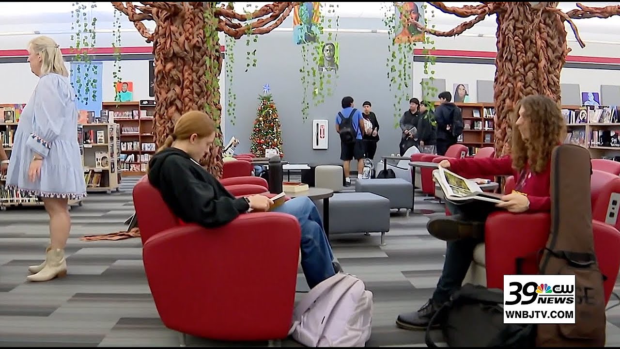 Phone ban turns Texas library into teen hangout spot