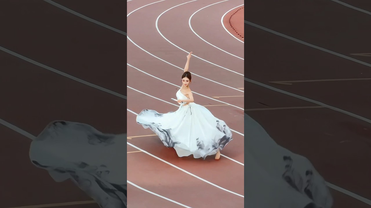 要挥多少下才能到你心里 #古典舞 #一字马 #剑舞 #将军进行曲