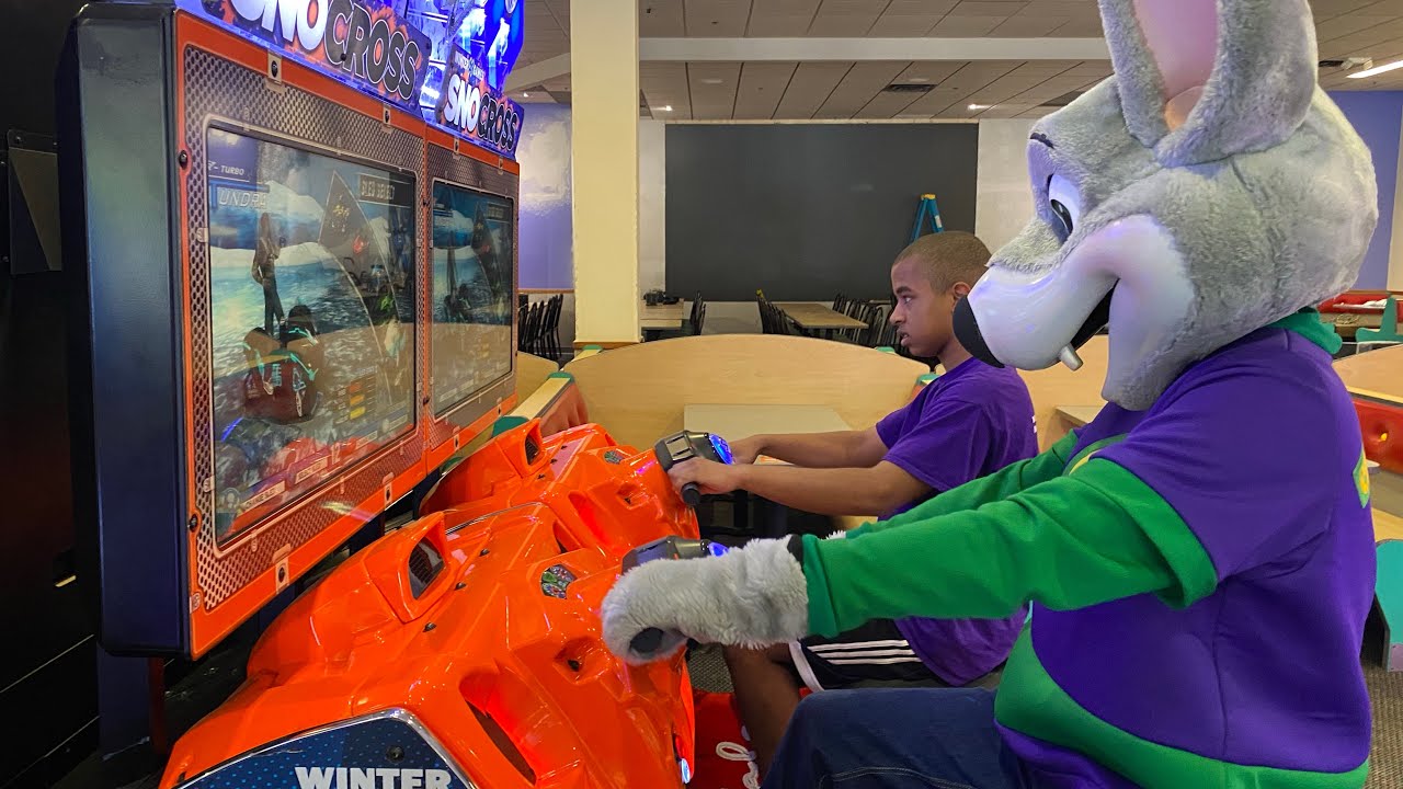 Playing SNOCROSS with Chuck E Cheese Princeton NJ during remodel 2024 #chuckecheese