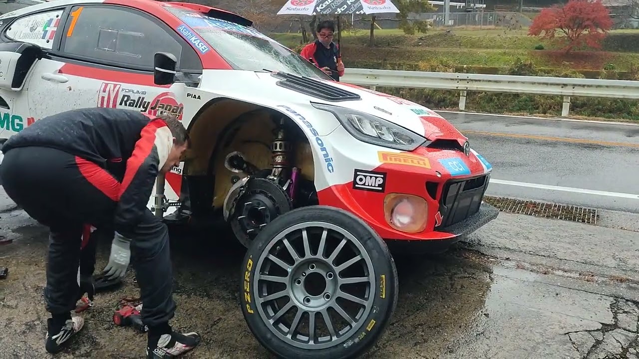 いきなり道端で整備 サス調整など ラリージャパン2022 DAY4 SS18後リエゾン 大正村付近 セバスチャン・オジェ選手 1番 TOYOTA GR Yaris Rally1 HYBRID ラリー1