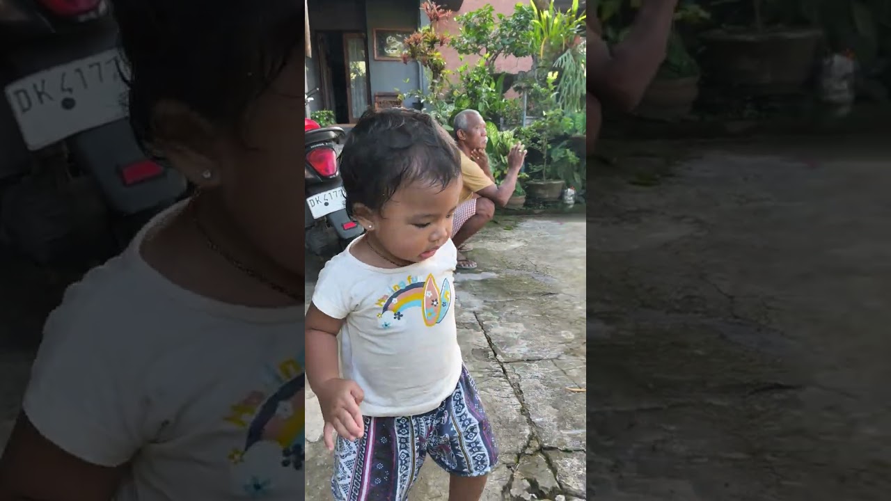 Alin Lagi maen di  halaman rumah 