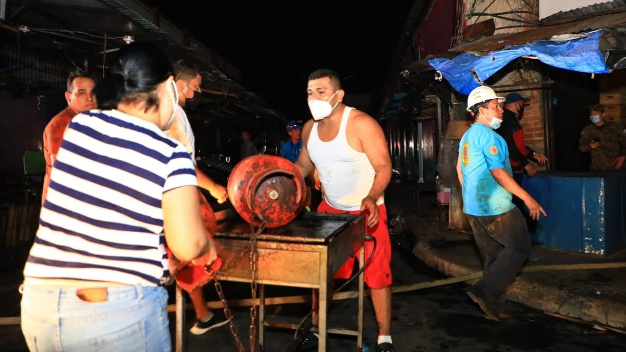 Comerciantes colaboraron para sofocar incendio en mercado de Santa Ana