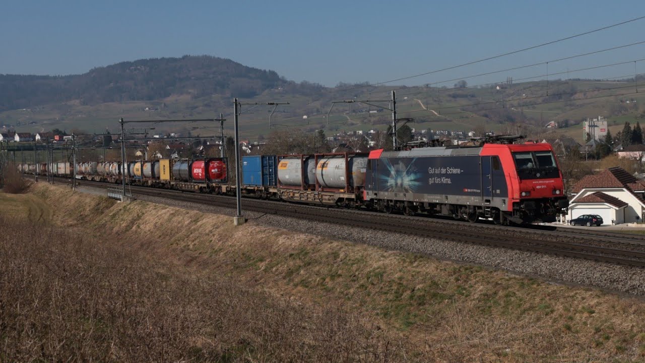 GUT AUF DER SCHIENE, GUT F&Uuml;RS KLIMA!  SBB Cargo 484 011 mit KV Zug bei Frick Richtung S&uuml;den