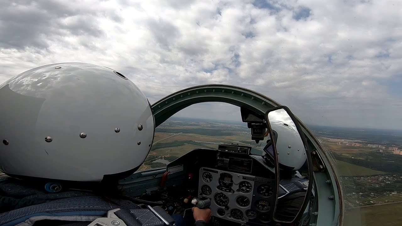 Л-39 пилотирует девушка (курсант) L-39 is piloted by a girl (cadet)