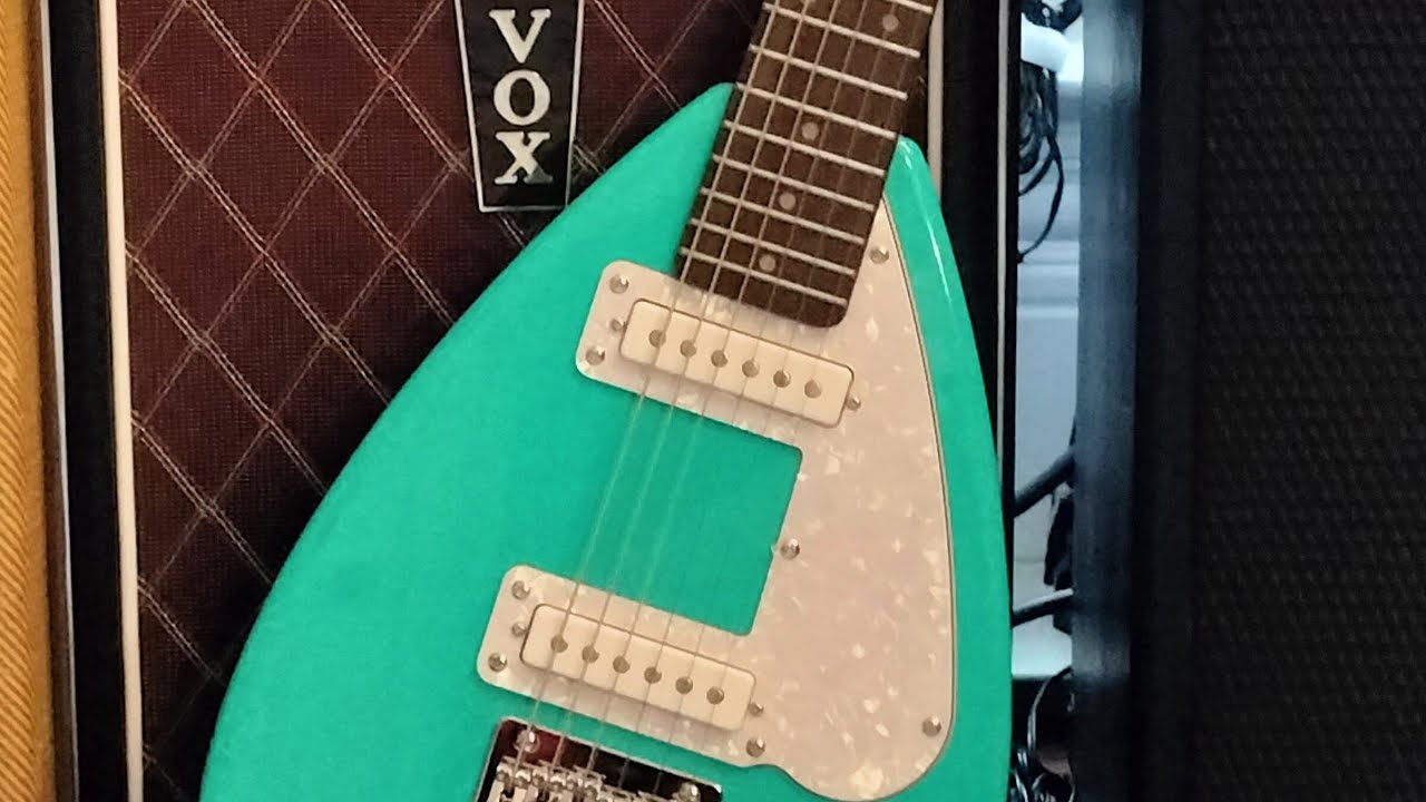 Распаковка мини-гитары VOX MARK III