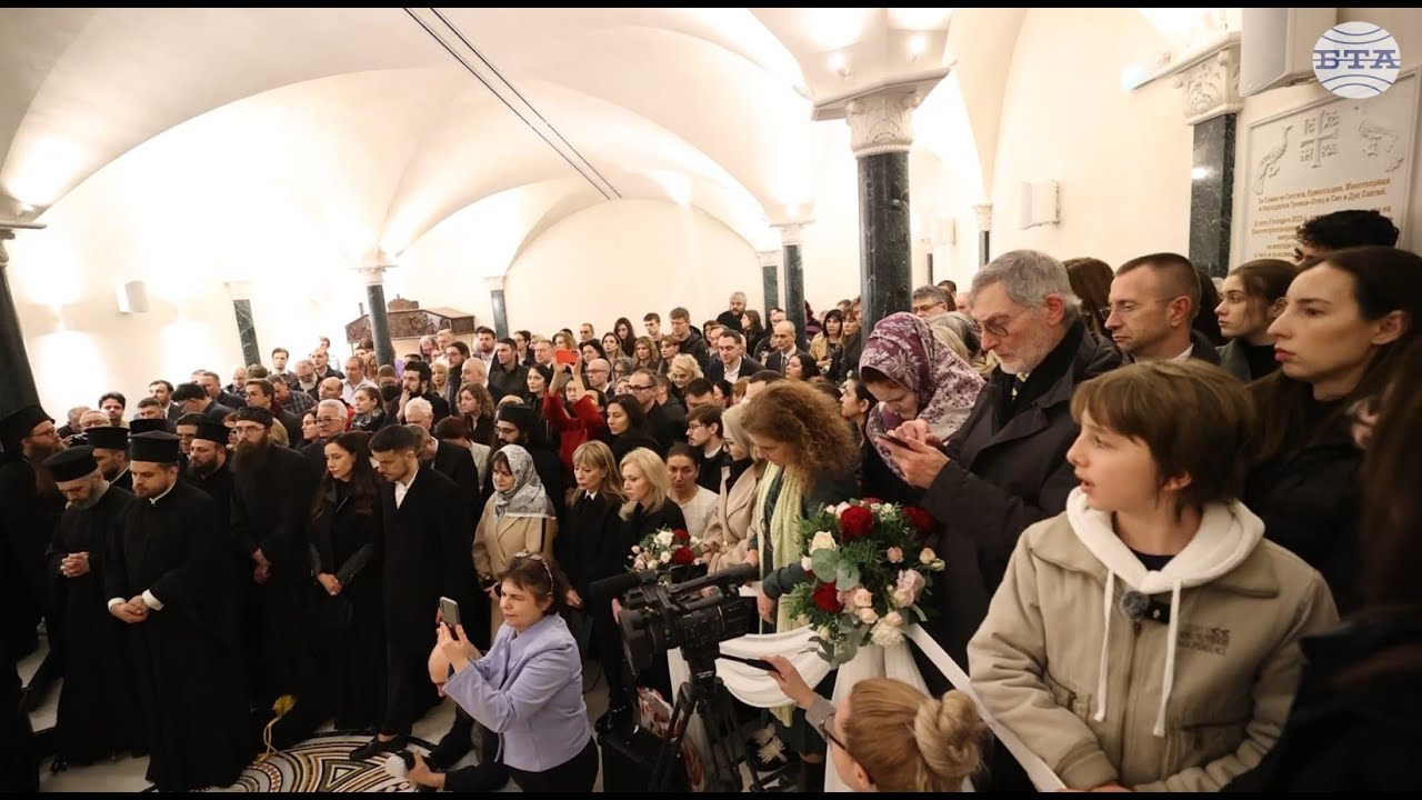 Новият храм в Лондон се оказа тесен да побере желаещите да присъстват на възкресната вечерня