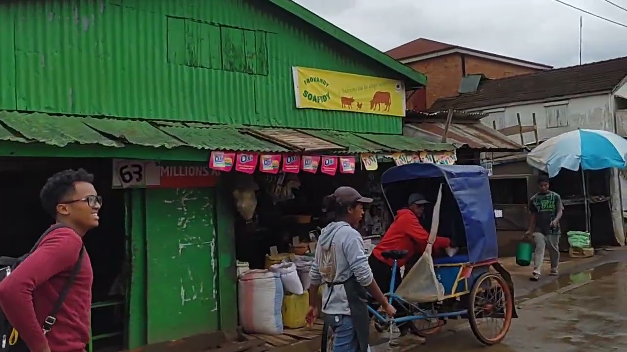 Ambohimena by Miarivola Mahazina to Ambavahadimangatsiaka Antsenakely - Streets view Antsirabe Mada