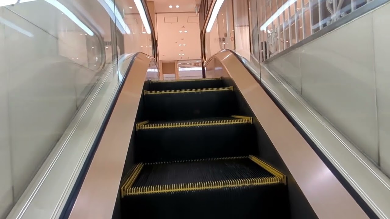 甲府駅セレオ　エスカレーター
