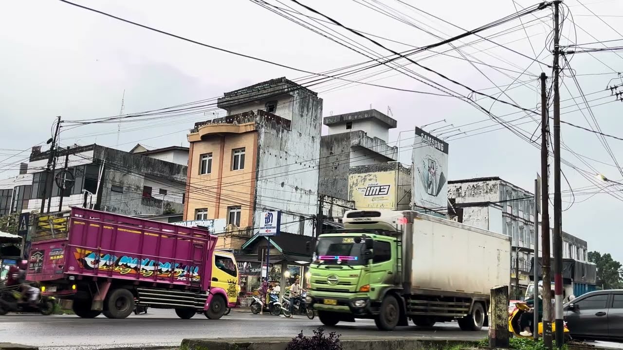 CCTV JALANAN || Selalu waspada Kendaraan besar berebut jalanan dengan sepeda motor