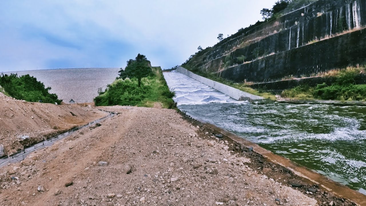 Bendungan Leuwikeris Terbaru Semakin Indah Dengan Pemandangan Air Mengalir Deras di Saluran Pelimpah