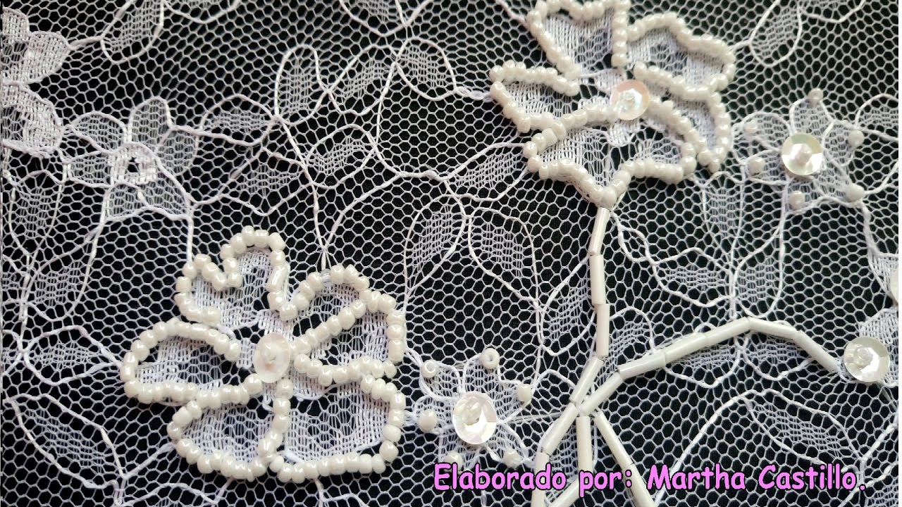 COMO DECORAR EL ENCAJE CON ABALORIOS/ HOW TO DECORATE LACE WITH BEADS AND SEQUINS.