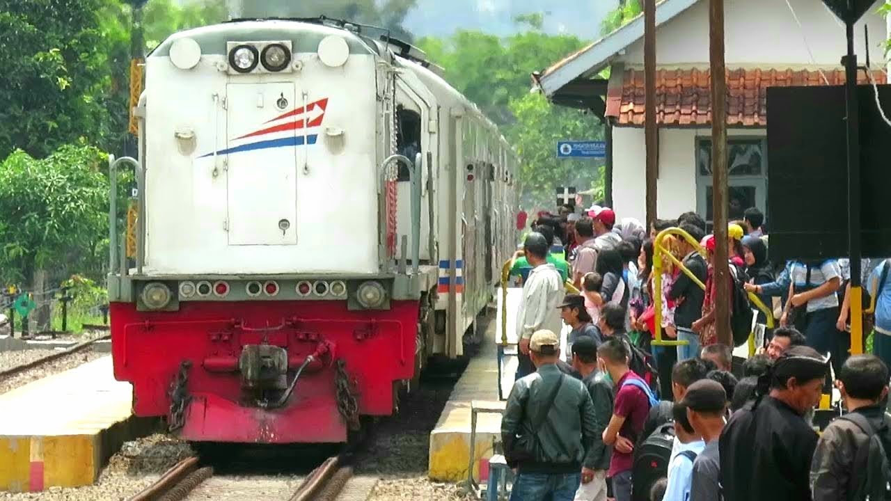 CATAT l Ini Waktu Sibuk Banyak Kereta Api Di Stasiun Leles dan Semuanya Berhenti.