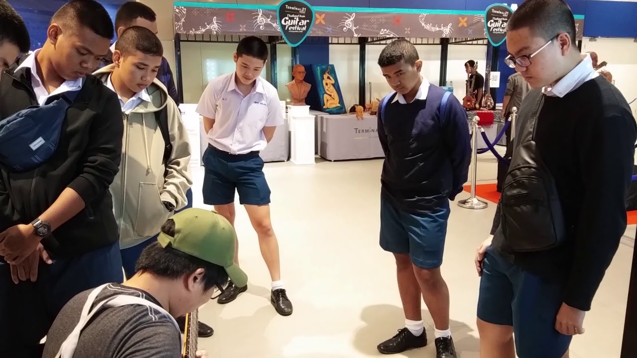 พี่ปุ้ย PeterGBS สาธิตการใช้เอฟเฟคลูป ในงานอีสานกีตาร์เฟสติวัล (โคราช)