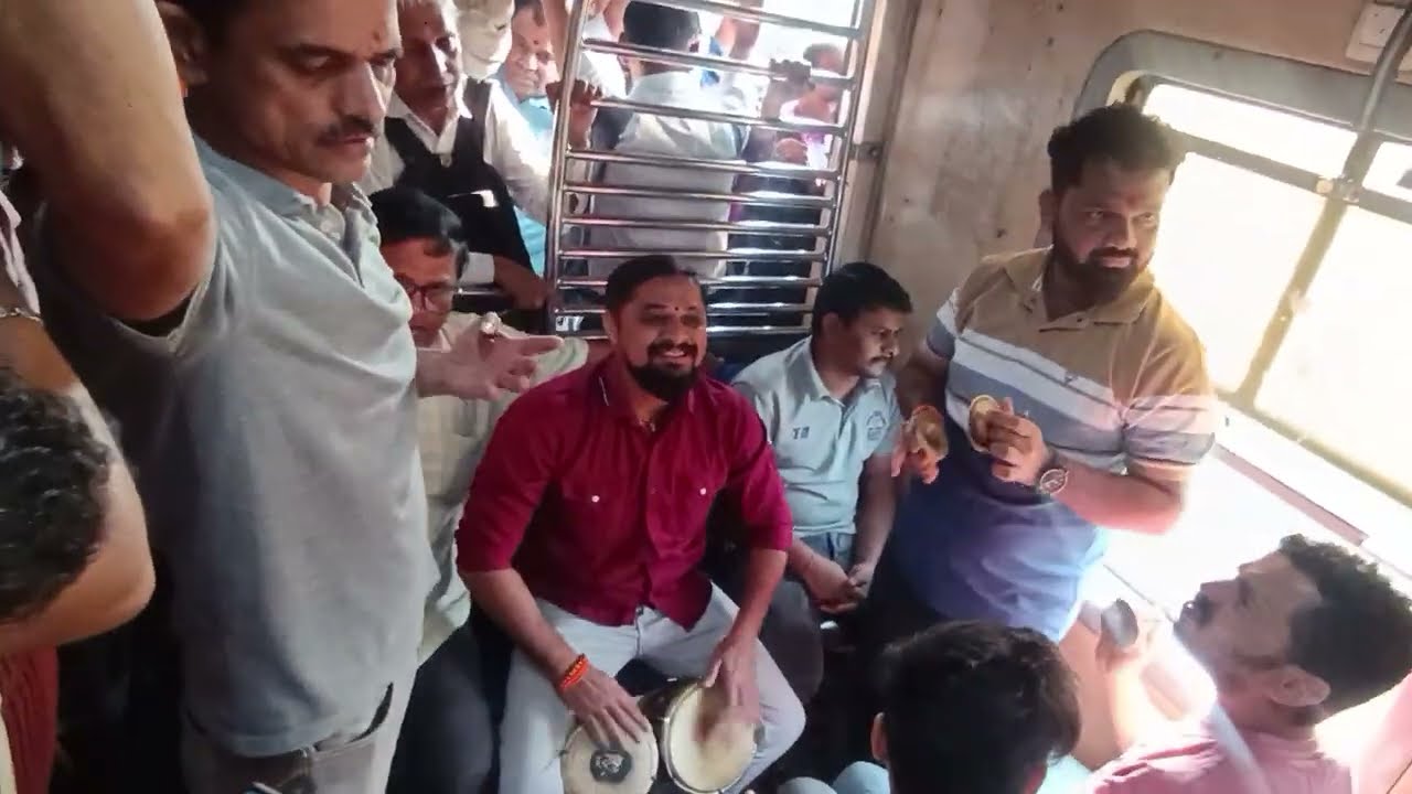 Mumbai Local Train Bhajan Mandal 😍 | Devotional Journey in Local Train