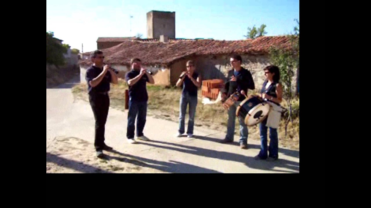 Dulzaineros la Zaranda- Actuación en Rebolledo de la Torre-Año 2005