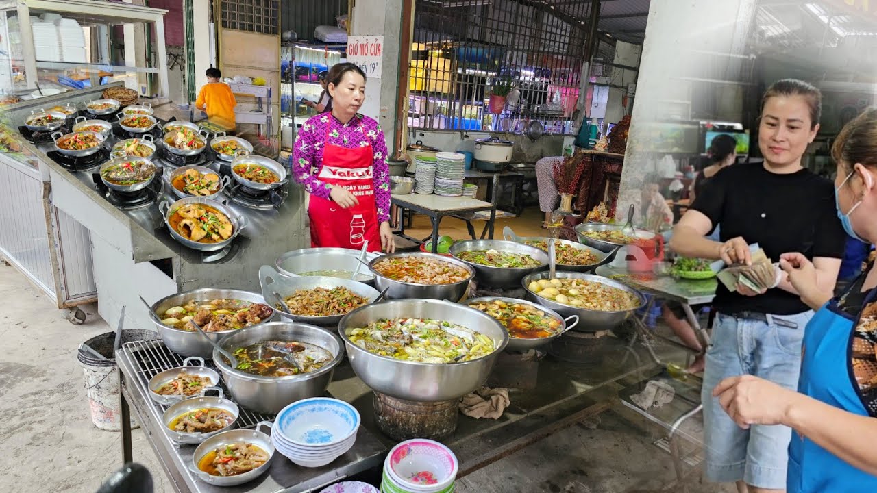 Quán cơm phần toàn món ngon mưa bão khách vẫn ăn nườm nượp