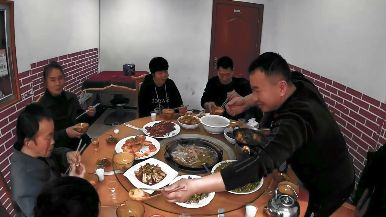 今天做梦都没想到，老丈人丈母娘会突然到来，玉平高兴坏了。 #老丈人 #大家庭 #亲人亲情