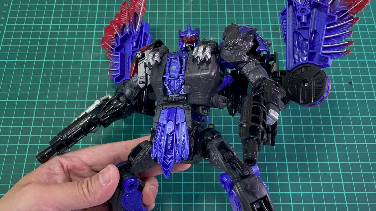 Transformers Age of the Primes Leader Class Razorclaw (Robot mode to Eagle-Winged Tiger mode)