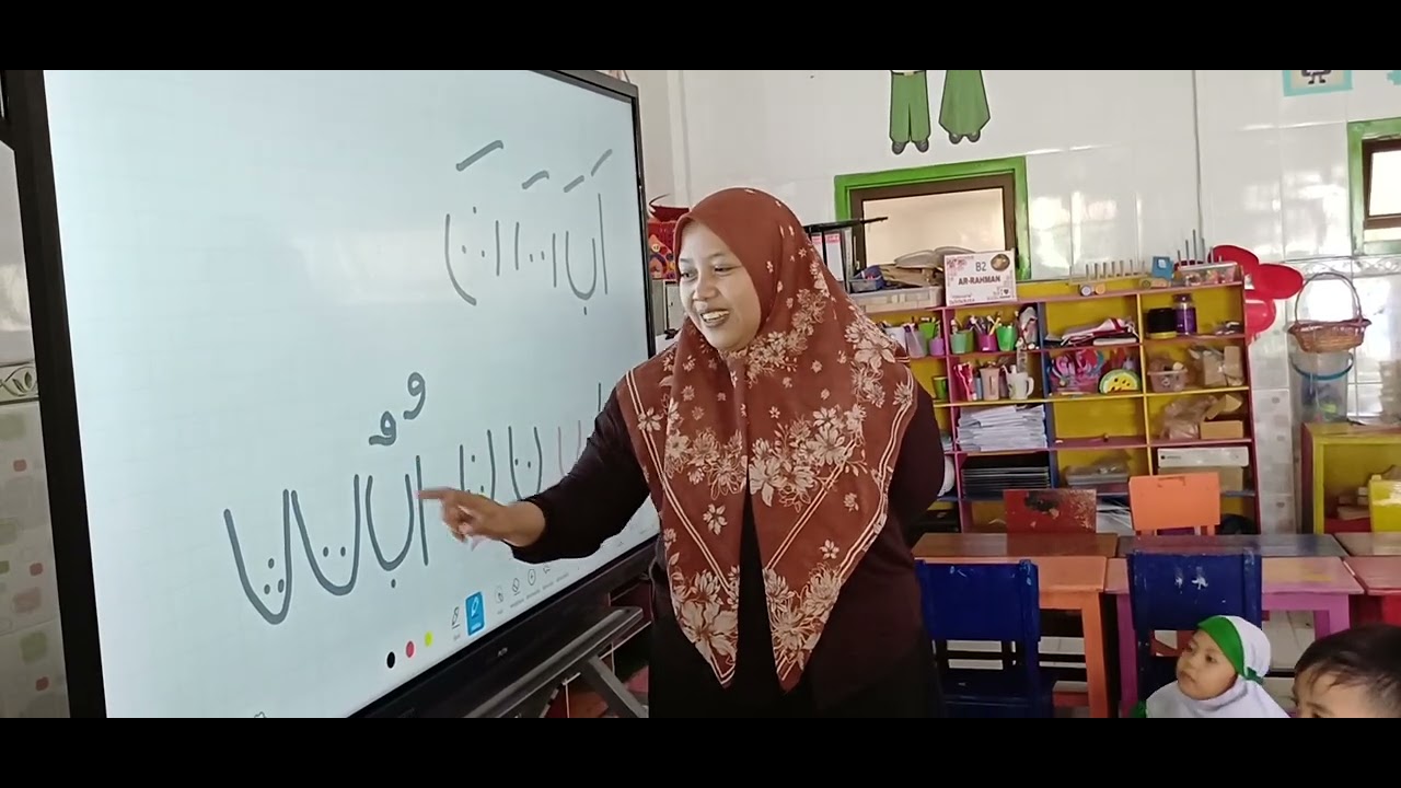 Belajar menggunakan Interactive Flat Panel (IFP)  untuk mengenalkan huruf hijaiyah pada anak