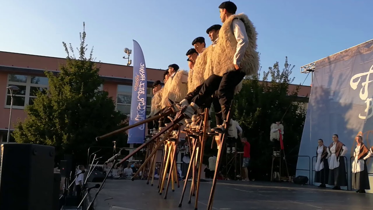 Folklor bez hranic Ostrava 2017 - Francie, druhý den festivalu, dances on stilts