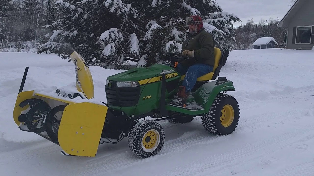 John Deere X738
