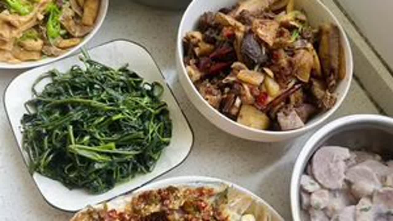 国庆不用挤人山人海，回老家吃婆婆种的蔬菜和土鸡、土鸭，自给自足就是最踏实的幸福#一日三餐人间烟火#老家的味道 #平平淡淡的生活