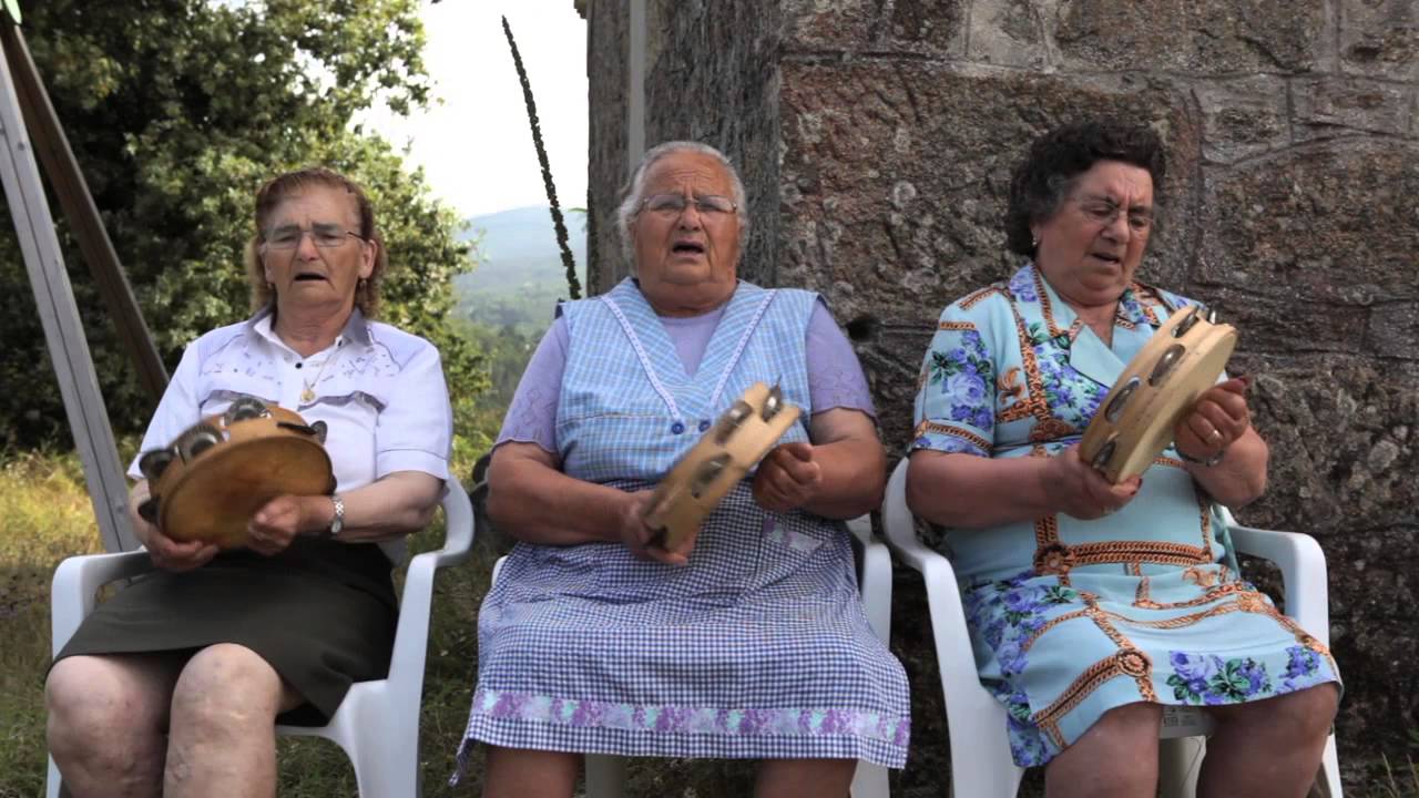 María, María e Hermelinda (A Ermida, Pazos de Borbén) - Costureiriña bonita