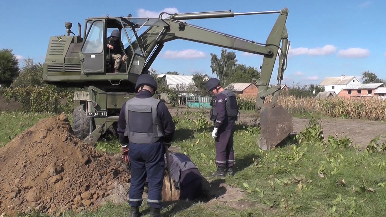 На Вінниччині розчищають території від боєприпасів, розкиданих вибухами на військових складах