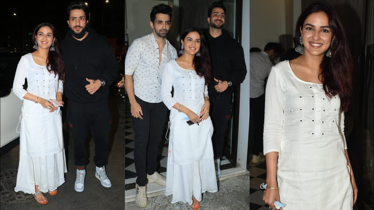 Aly Goni & Jasmin Bhasin snapped at Bandra for post Dinner 📸