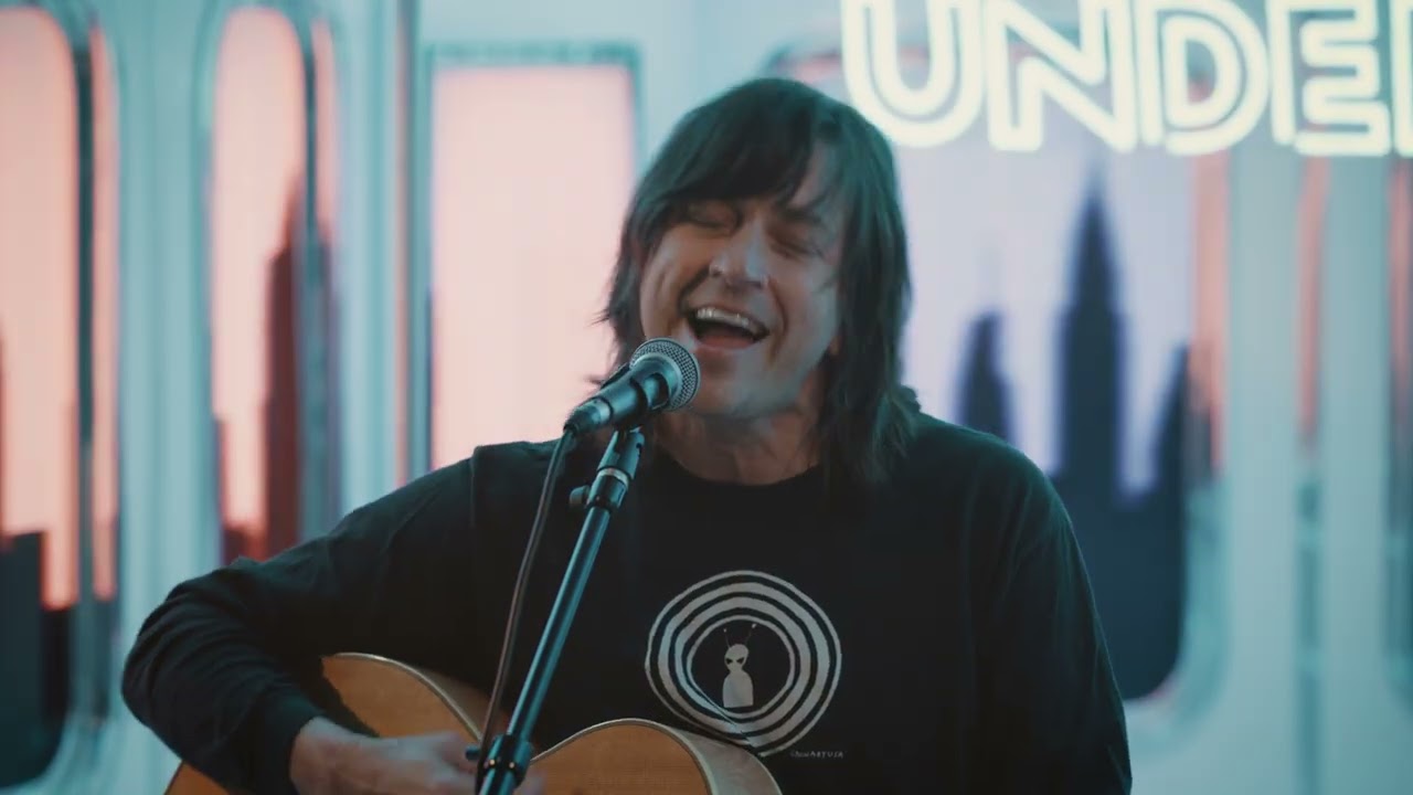 Ретт Миллер исполняет кавер на песню Ника Лоу «Cruel To Be Kind».