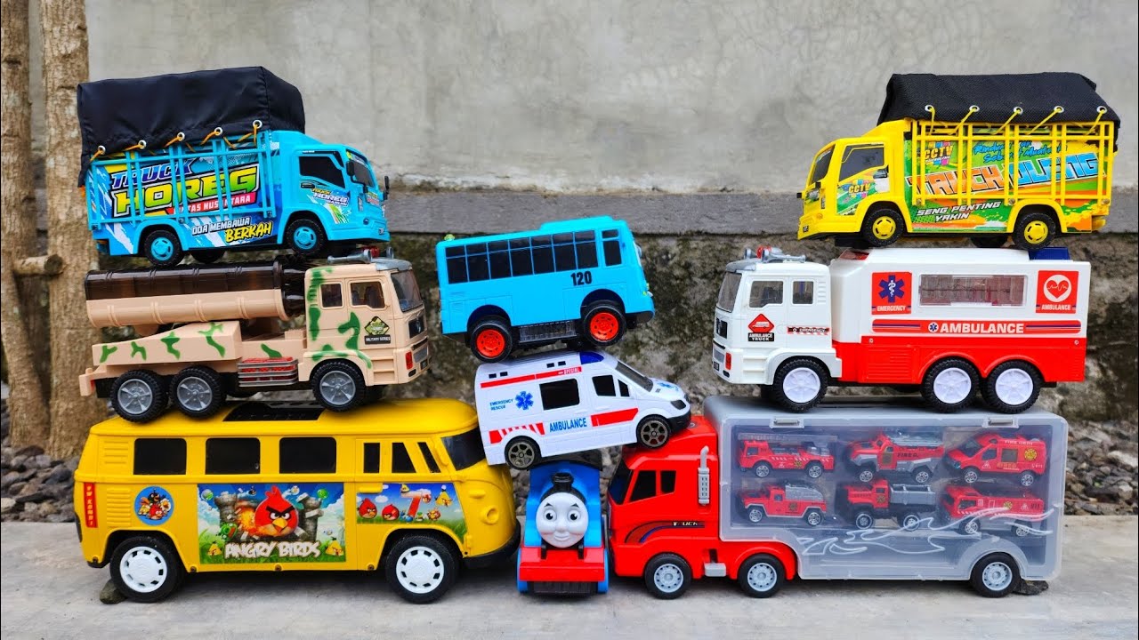 Wow !! Mencari Mainan Truk Tangki, Bus Telolet, Mobil Balap, Truk Sampah, Pesawat , Excavator, Crane