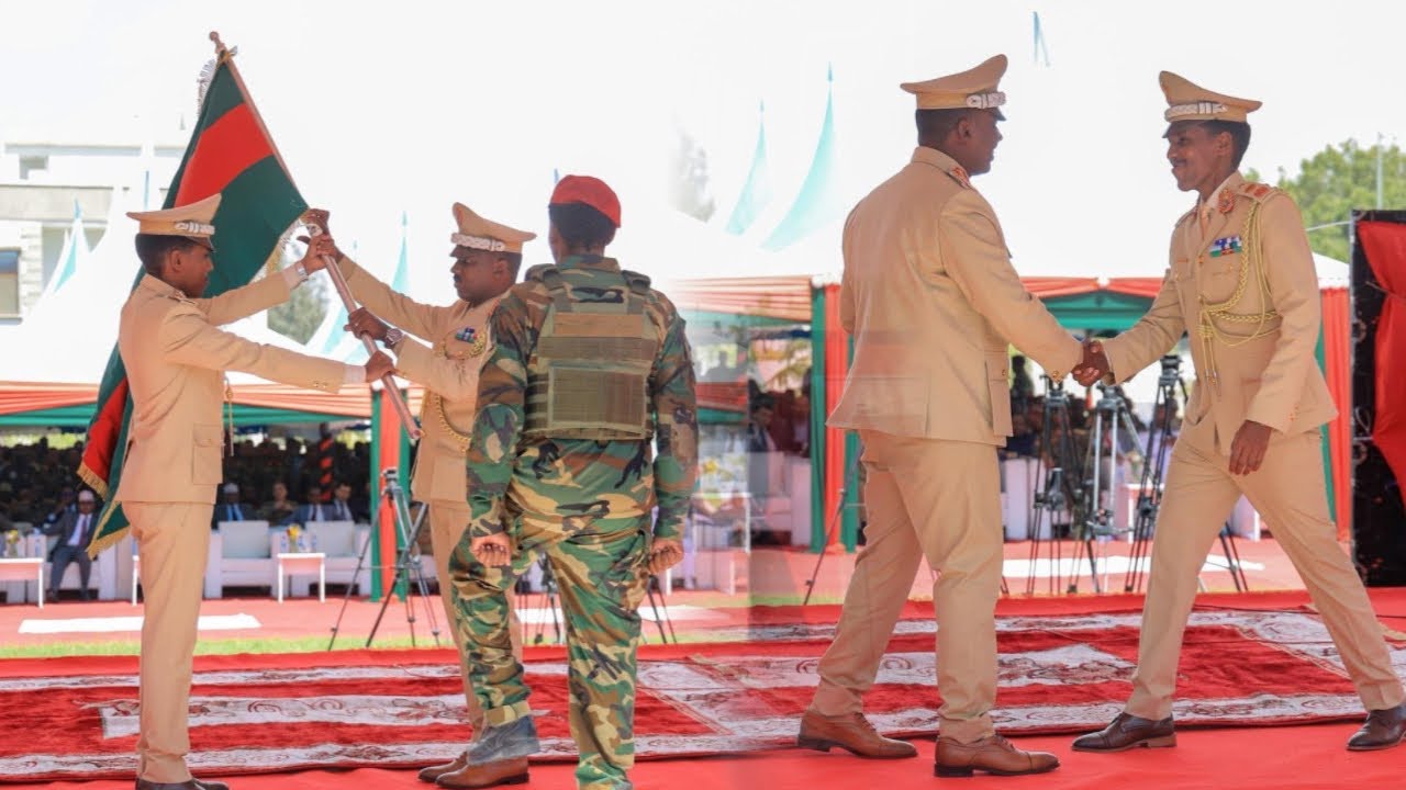 Taliyaha cusub ee CXD oo Taliyihii ka horeyay kala wareegay Astaanta Calanka