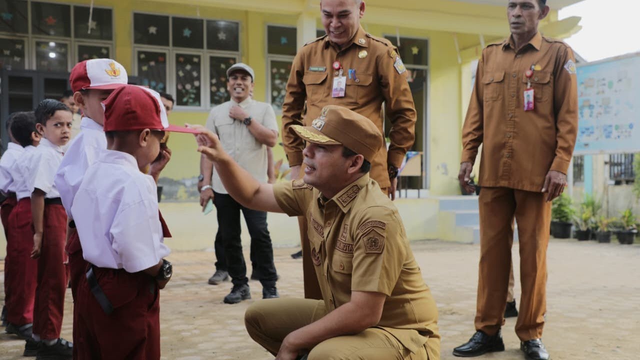 Wali Kota LSM  Dr. Sayuti Abubakar Salurkan Bantuan Seragam Perlengkapan Sekolah di Negeri Tiga SD