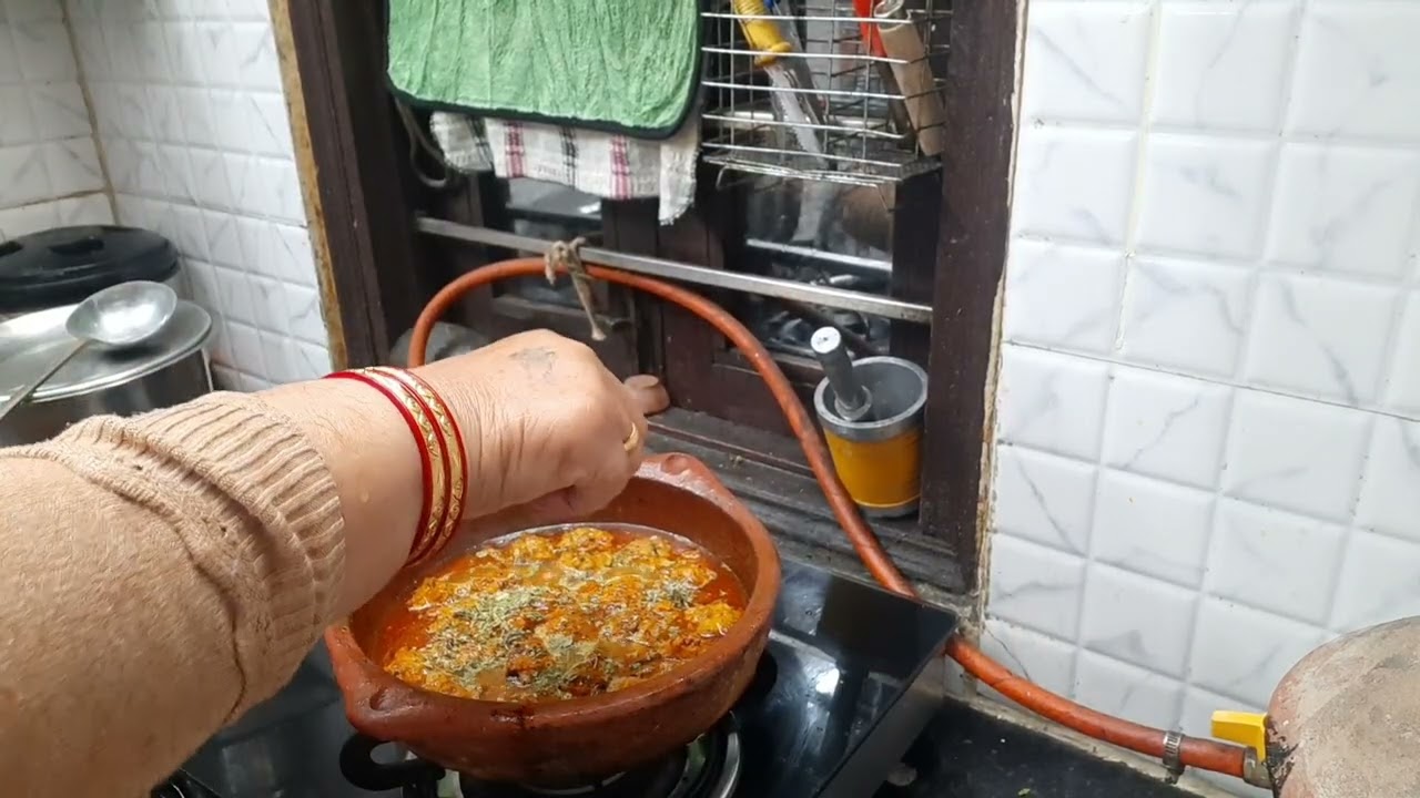 मिट्टी की कढ़ाई में देहाती सब्जी मूंग दाल मंगोड़ी 🌿🌿🙏🏻 Mira kitchen up ka swagatha