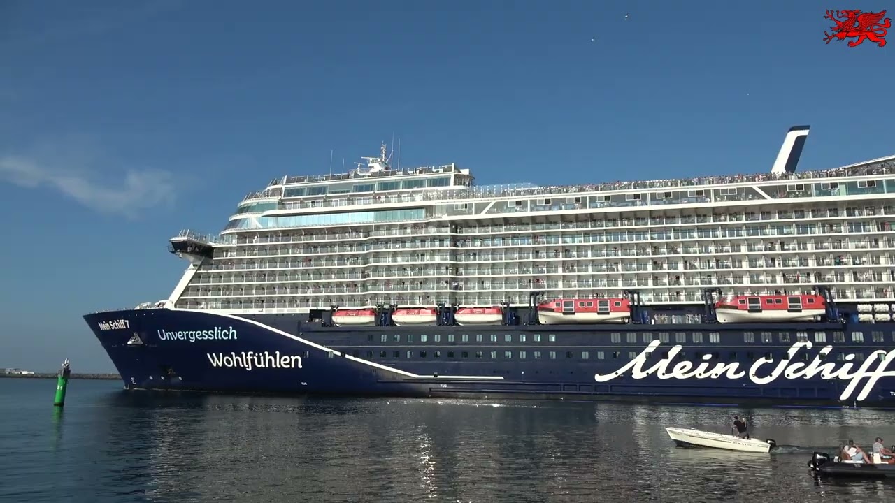 15.08.2025 Warnemünde: Das Kreuzfahrtschiff „Mein Schiff 7“ beim Auslaufen am Molenfeuer um 18 Uhr.