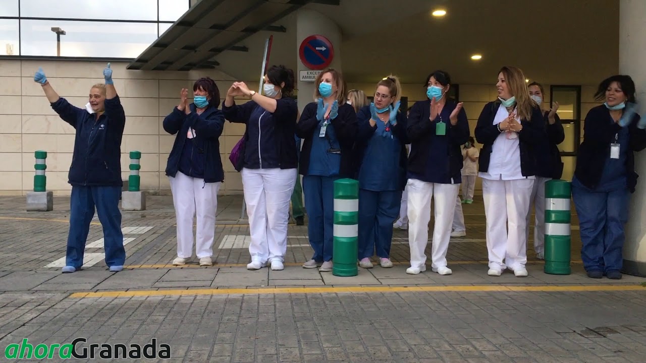 Homenaje de los taxistas de Granada a los sanitarios