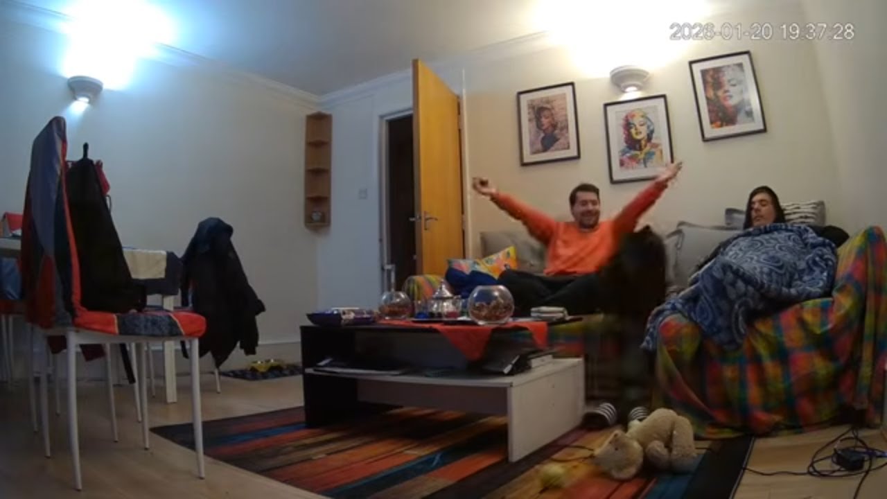 🔴 24/7 LIVE: Italian Couple in London - Real Life [LIVING ROOM 🛋️] - MiGIPepeVibes - Cam 1