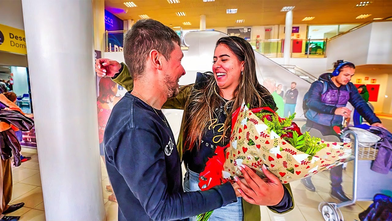 FUI BUSCAR A DANI NO AEROPORTO *surpreendi ela com esse buque*