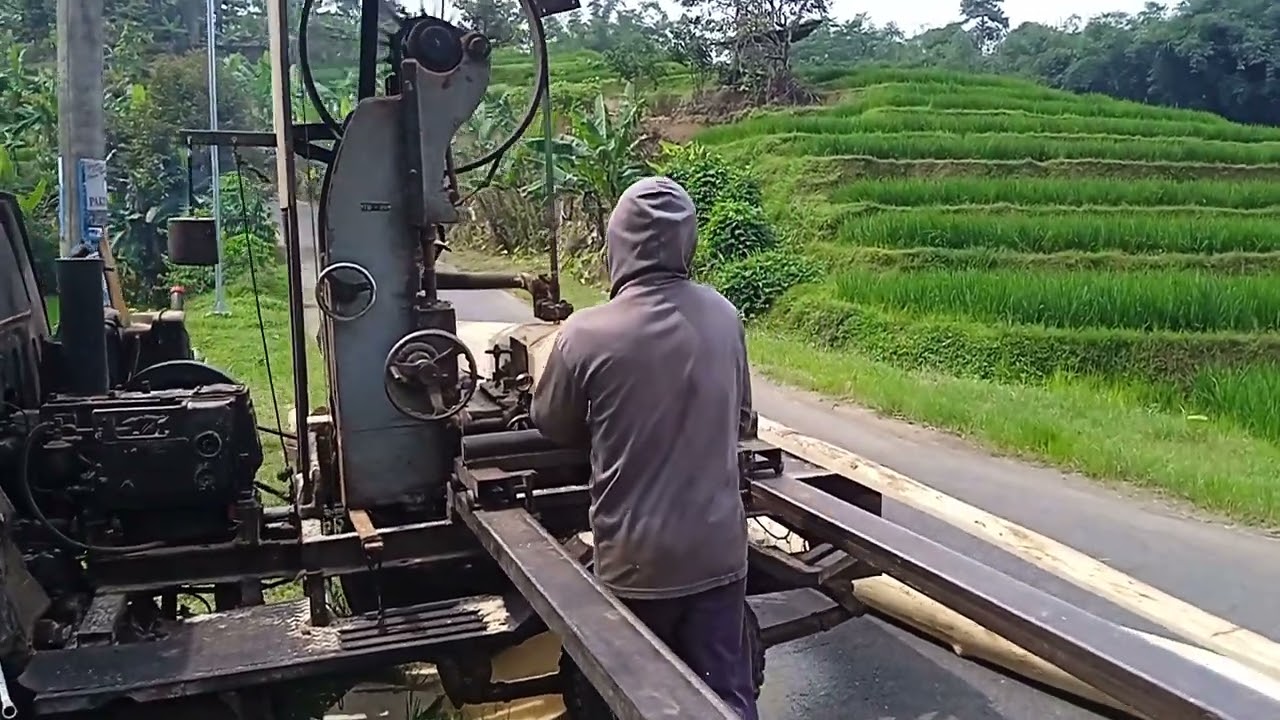 LUAR BIASA....!!! Gergaji kayu akasia panjang nya 5 meter dengan gergaji mesin bandsaw rakitan